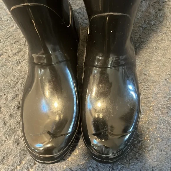 Hunter tall glossy rain boots. Size US 8. Euro 39.  Black. Worn only a few times - Picture 2 of 6